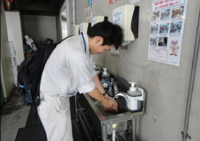 手洗いをする作業員