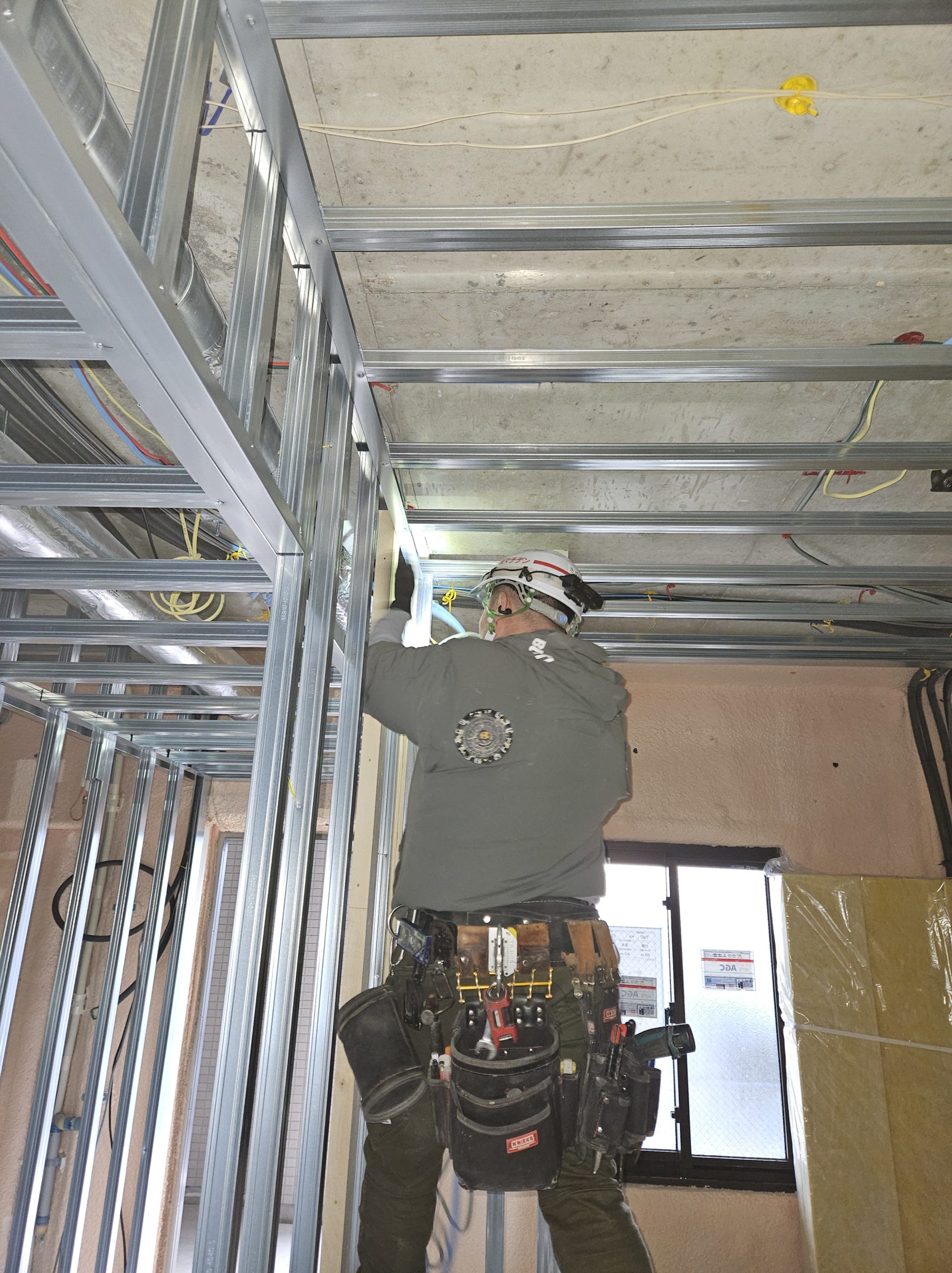 壁の中や天井の中にコンセントや照明の配線をしています。